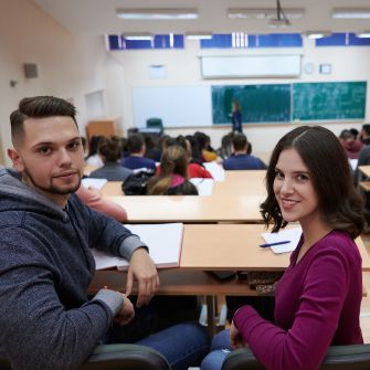 Clase en una universidad en España para estudiantes extranjeros Estudiantes en una clase universitaria en España con profesor al fondo explicando en el pizarrón