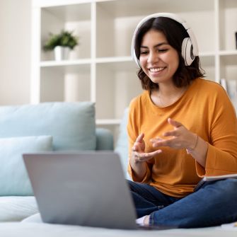 Clases virtuales en universidades de España para extranjeros Estudiantes universitarios tomando clases virtuales desde casa