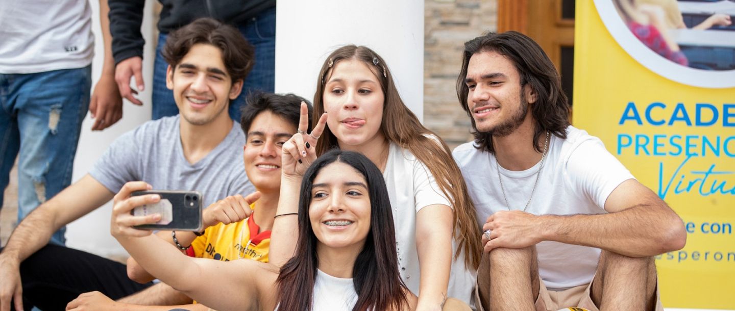Estudiantes de Esperon en un evento universitario Grupo de jóvenes estudiantes de Esperon sonriendo y tomándose una selfie en un evento universitario