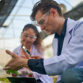 Carreras de ciencias naturales en universidades en España para extranjeros Estudiantes en un laboratorio analizando muestras en una universidad de España