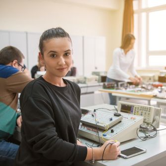 Ingeniería y tecnología en universidades en España para extranjeros Estudiante en un laboratorio de ingeniería en una universidad de España