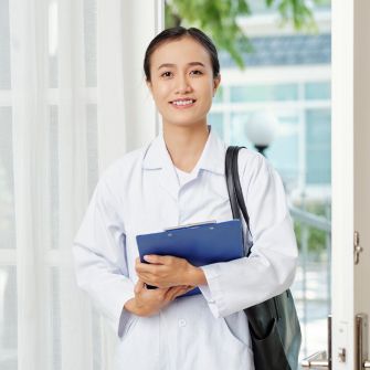 Carreras de medicina y ciencias de la salud en universidades en España para extranjeros Estudiante de medicina sonriendo en un hospital universitario en España